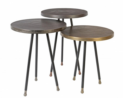 Beistelltisch ALIM 3er-Set mit runden Metalltischplatten in Messing und Eisen mit Kupferdetails an den Beinen, Gesamtansicht.