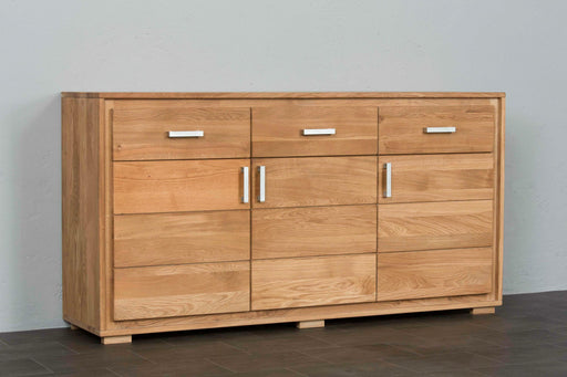 Sideboard Anrichte Basel 3-türig Wildeiche Massivholz geölt in Gesamtansicht mit drei Schubladen oben und Türenfront unten.