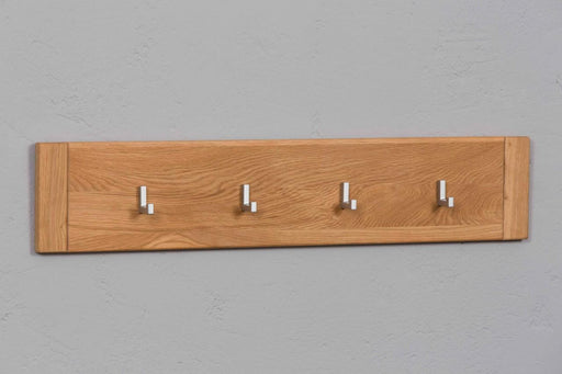 Wandgarderobe Hakenleiste Basel aus Wildeiche mit vier verchromten Haken in Gesamtansicht.