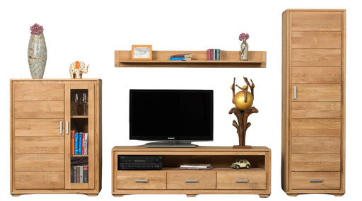 Gesamtansicht der vierteiligen Wohnwand Basel aus Wildeiche-Massivholz mit TV-Lowboard, Wandregal, Highboard und Vitrinenschrank.