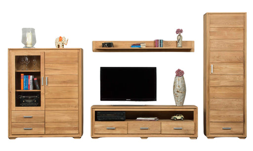 Wohnwand Basel Set VI Wildeiche Massivholz geölt in Gesamtansicht mit Vitrine, TV-Lowboard, Wandregal und Hochschrank.