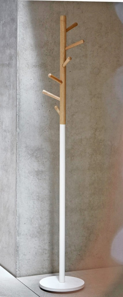 Design Garderobe KENT in Weiß/Buche mit weißem Fuß und Holzschaft mit abstehenden Haken in Gesamtansicht.