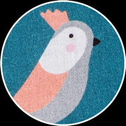 Sitzkissen Sitzpolster Sitzverkleinerer für tiSsi® Hochstuhl mit verspieltem Vogelmotiv in Weiß, Grau und Korall auf Petrol.