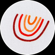 Sitzkissen für tiSsi® Hochstuhl mit rot-orangen Linien auf weißem Grund, Detailansicht des Bezugs.