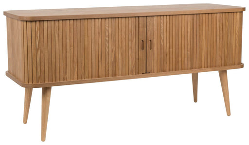 Sideboard BARBIER von ZUIVER mit vertikalen Lamellenschiebetüren, Massivholz in Esche und konischen Beinen, Gesamtansicht.