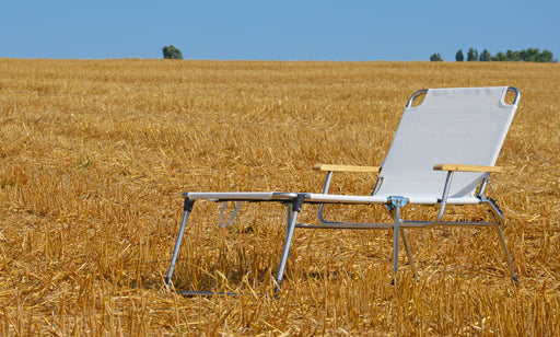 Sonnenliege Amigo 40 Plus mit Armlehne in Weiß und silbernem Aluminium-Gestell, Gesamtansicht.