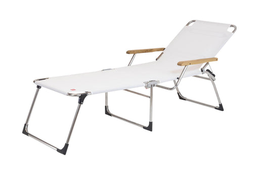 Sonnenliege Amigo 40 Plus mit Armlehne in Weiß mit silbernem Aluminium-Gestell und Holzarmlehnen in Gesamtansicht.