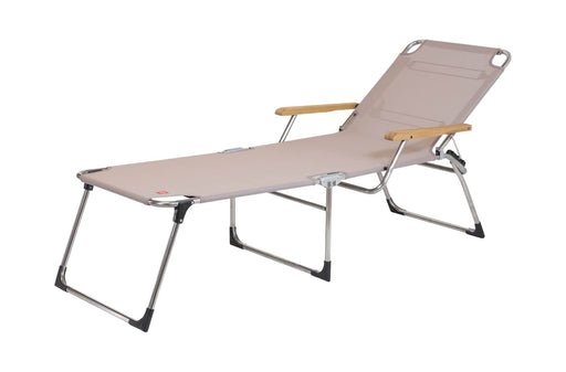 Sonnenliege Amigo 40 Plus mit Armlehne in Taupe, Aluminium-Gestell silberfarben und verstellbarer Rückenlehne, Gesamtansicht.