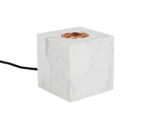 BOLCH MARPLE WHITE Tischleuchte aus Marmor mit kupferfarbenem Leuchtenelement in Gesamtansicht.