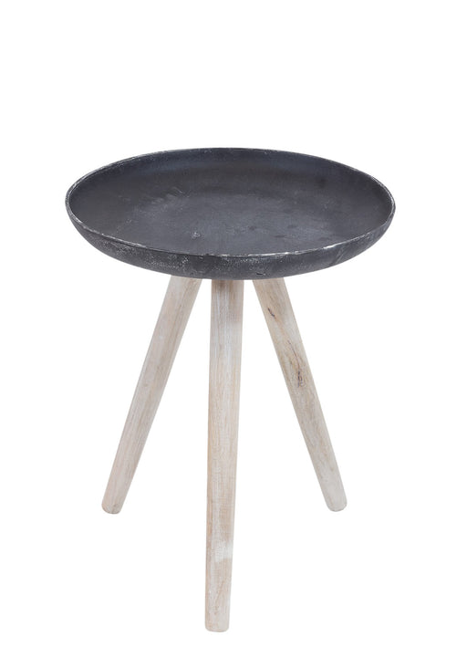 Beistelltisch SAND CASTED 35 cm mit runder schwarzer Metallplatte und drei hellen Holzbeinen in Gesamtansicht.