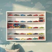 Sammlervitrine COMPILATI Weiß mit Glasschiebetüren, gefüllt mit bunten Modellfahrzeugen auf mehreren Fachböden.