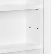 Detailansicht der weißen Rückwand der Sammlervitrine COMPILATI mit Befestigungslöchern und horizontalen Glasschiebetüren.