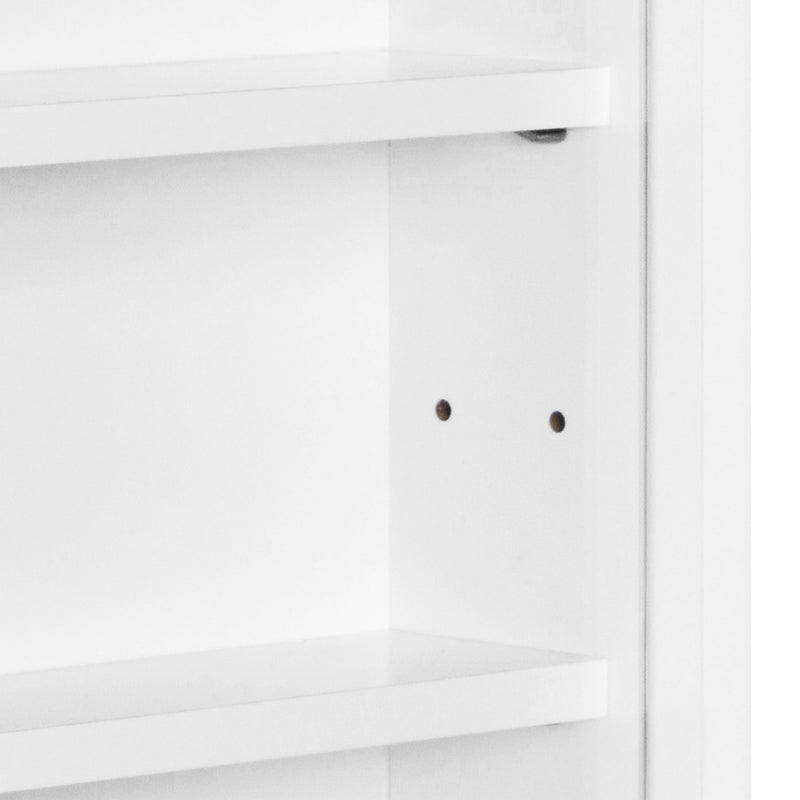 Detailansicht der weißen Rückwand der Sammlervitrine COMPILATI mit Befestigungslöchern und horizontalen Glasschiebetüren.