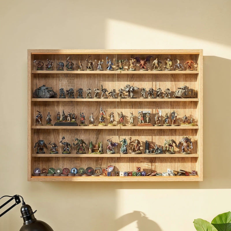 Sammlervitrine Setzkasten COLLECTIONI in Sonoma-Eiche Nachbildung mit fünf horizontalen Fächern für Miniaturfiguren, Gesamtansicht.