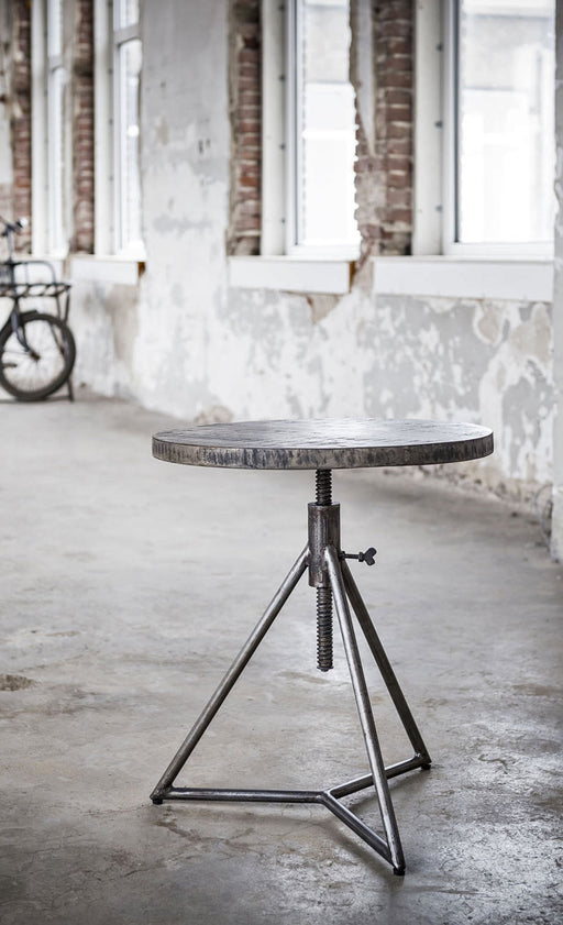 Beistelltisch RIFT 50 cm Mangoholz lehmbraun mit runder Tischplatte und dreieckigem Metallgestell.