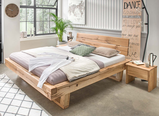 Bett Balkenbett UNIKA Massivholzbett Eiche in Gesamtansicht mit geölter Oberflaeche und massiven Holzbalken im Schlafzimmer.