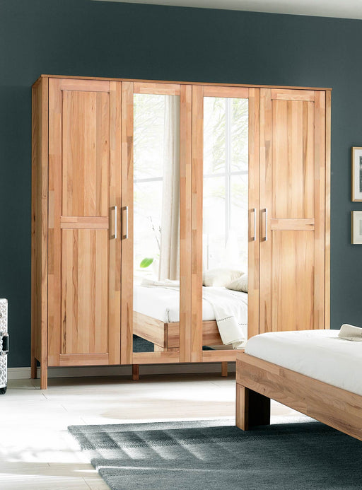 Kleiderschrank YLVA 4 Türen mit Spiegelfüllungen und Holzfüllungen, Kernbuche geölt, Gesamtansicht.
