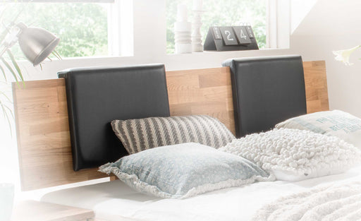 Kissenset 2er Set passend zu Bett OWE mit schwarzen Kunstlederkissen an Holzkopfteil, Gesamtansicht.
