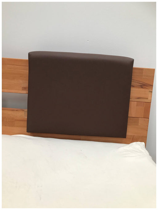 Kissenset 2er Set passend zu Bett OWE mit dunkelbraunem Kunstleder-Kissen an Holzkopfteil, Detailansicht.