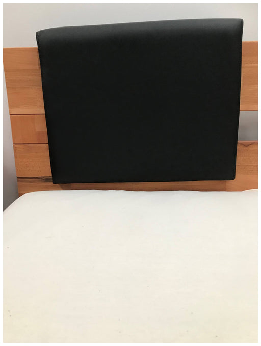 Kissenset 2er Set passend zu Bett OWE mit schwarzem Kunstlederbezug an Holzbett, Detailansicht eines Kissens.