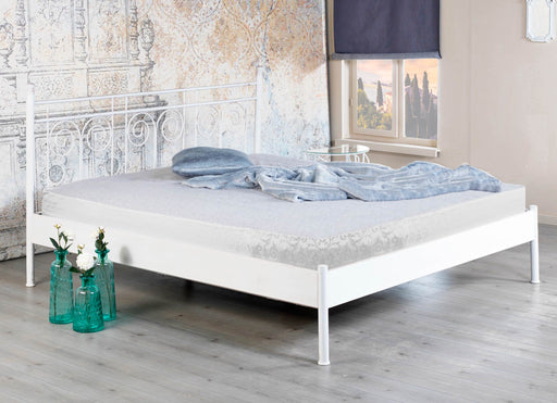 Metallbett IDA Weiß lackiert im Landhausstil, Gesamtansicht mit Matratze und Bettwäsche von vorne.