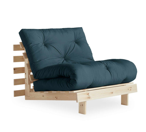 Schlafsofa ROOTS 90 cm mit dunkelblauem Bezug, Kiefer-Holzgestell und aufgerollter Futon-Matratze, Gesamtansicht.