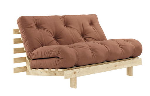 Schlafsofa ROOTS 140 cm mit Kiefer-Massivholzrahmen, gepolstertem Sitz und gestepptem Rückenkissen in Braun, Gesamtansicht.