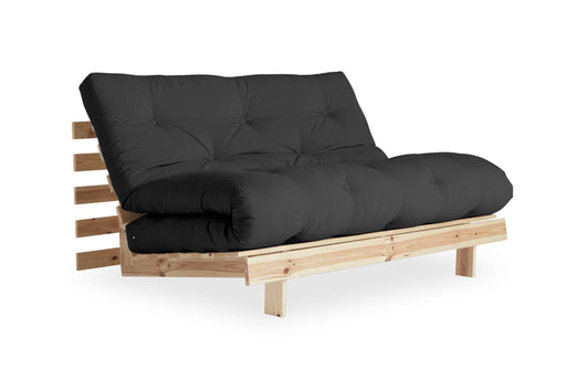 Schlafsofa ROOTS 140 cm mit schwarzem Bezug, Kiefer-Holzgestell natur und gepolsterten Armlehnen in Gesamtansicht.