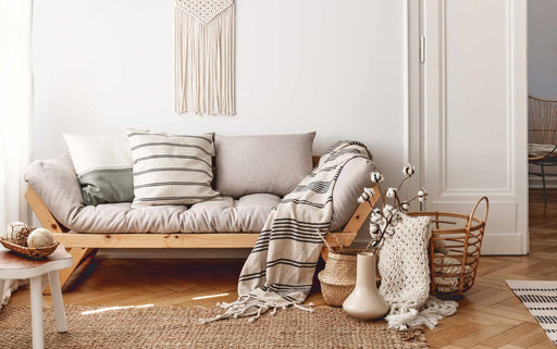 Schlafsofa BEBOP mit Kiefer-Gestell in Natur, beige Polsterung und mehreren Dekokissen in Gesamtansicht.