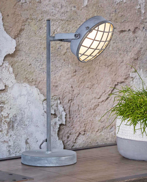 Tischleuchte GRILL mit Metallschirm in Vintage Grey, kugelförmigem Schirm und rundem Fuß, Gesamtansicht.