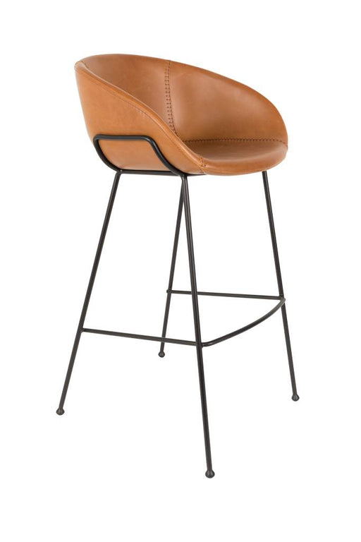 Barhocker FESTON BROWN mit cognacfarbenem Polyurethan-Bezug und schwarzem Metallgestell, Gesamtansicht von vorne.