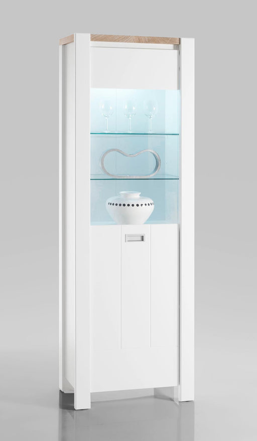 MELLY Vitrine hoch in Weiß mit Eiche-Optik-Rahmen, Gesamtansicht mit verglasten Fachböden und geschlossenem Unterschrank.