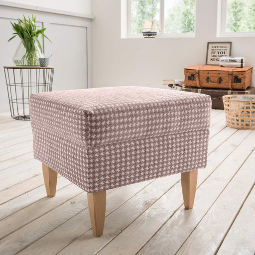 Hocker für Ohrensessel AVERSA in Talento Flamingo mit Hahnentrittmuster, Gesamtansicht von vorne mit Holzbeinen.
