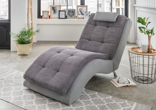 Liege Relaxliege VARESE in Grau mit Cord-Struktur, Gesamtansicht von vorne in einem hellen Wohnzimmer.