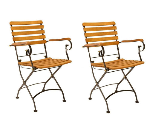 Zwei Gartenstühle Wien mit Armlehne, Eukalyptusholz-Sitz und -Rückenlehne sowie Metall-Klappstuhl-Gestell, Gesamtansicht.