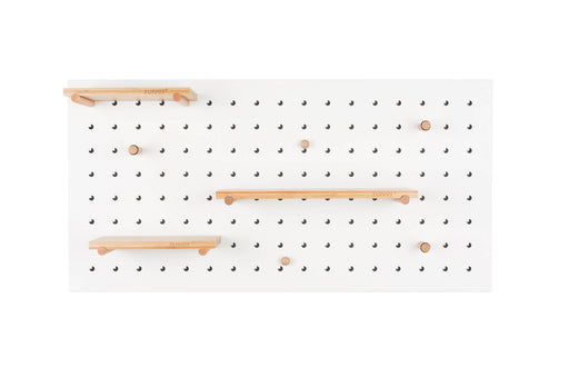 PEGBOARD BUNDY WHITE mit drei Holzregalböden und Steckhaken auf weißer Lochplatte.