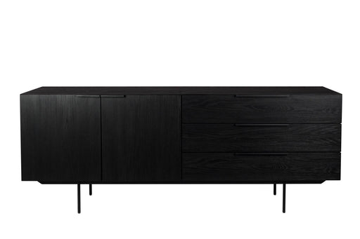 Sideboard TRAVIS BLACK OAK in Schwarz mit zweiteiliger Türfront links und drei Schubladen rechts, auf schlanken Metallbeinen.