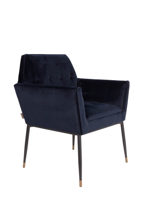 Armlehnstuhl KATE DEEP BLUE in Samtoptik mit gesteppter Rückenlehne, Gesamtansicht von schräg vorne.