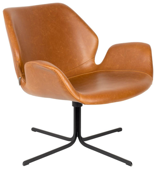 NIKKI ALL BROWN Lounge Sessel in Cognac-Leder mit geschwungener Rückenlehne und schwarzem Drehfuß, Gesamtansicht.