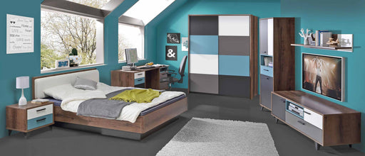 Jugendzimmer RAVEN in Gesamtansicht mit Bett, Schwebetürenschrank, Schreibtisch und TV-Lowboard in Schlammeiche mit Akzenten.