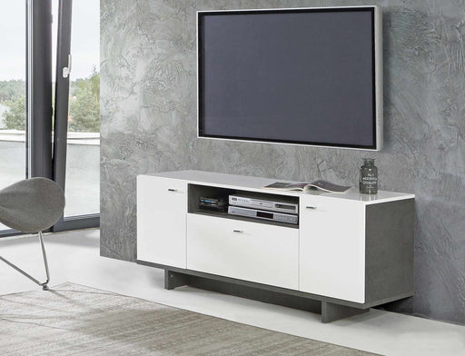 Lowboard MAKARIA 2 Türen TV-Kommode in Betonoptik und Weiß glänzend mit offenem Fachbereich, Gesamtansicht.
