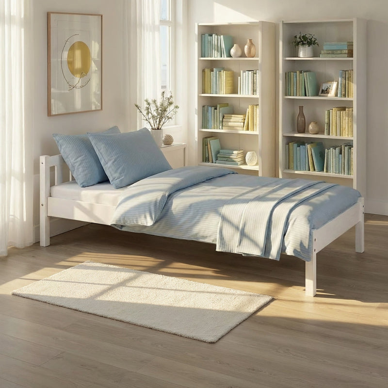 Bett VILMAR Futonbett 90 x 200 aus massiver Kiefer in Weiß, Gesamtansicht im hellen Schlafzimmer.