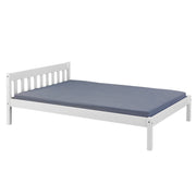Gesamtansicht des Bett VILMAR Futonbetts mit weißem Kiefernholzrahmen und blaugrauer Matratze von der Seite.