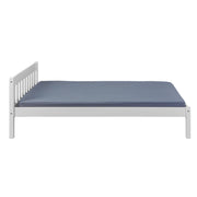 Bett VILMAR Futonbett 140 x 200 mit weißem Kiefernholzgestell und blauer Matratze in Seitenansicht.