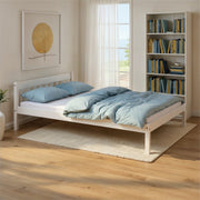Bett VILMAR Futonbett 140 x 200 aus weißlackierter Kiefer in Gesamtansicht mit blauem Bettwäsche-Set und Kissen.
