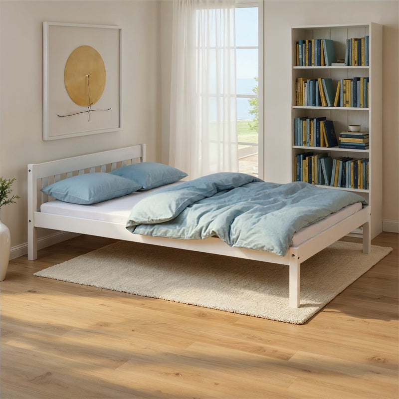 Bett VILMAR Futonbett 140 x 200 aus weißlackierter Kiefer in Gesamtansicht mit blauem Bettwäsche-Set und Kissen.
