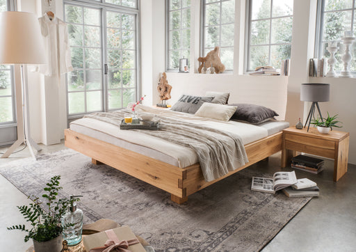 Massivholzbett Andrè Wildeiche geölt in heller Holzausführung, Gesamtansicht im Schlafzimmer.