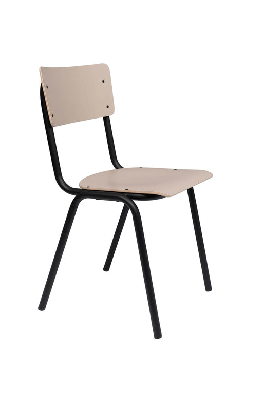 Stapelstuhl BACK TO SCHOOL MATTE BEIGE mit beigefarbener Sitzfläche, schwarzem Metallgestell in Gesamtansicht.