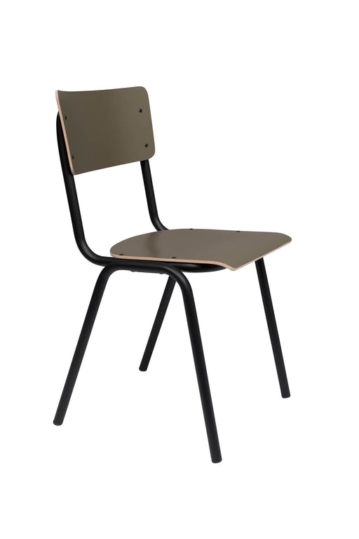 Stapelstuhl BACK TO SCHOOL MATTE OLIVE mit olivfarbener Sitzfläche und Rückenlehne, schwarzem Metallgestell in Gesamtansicht.