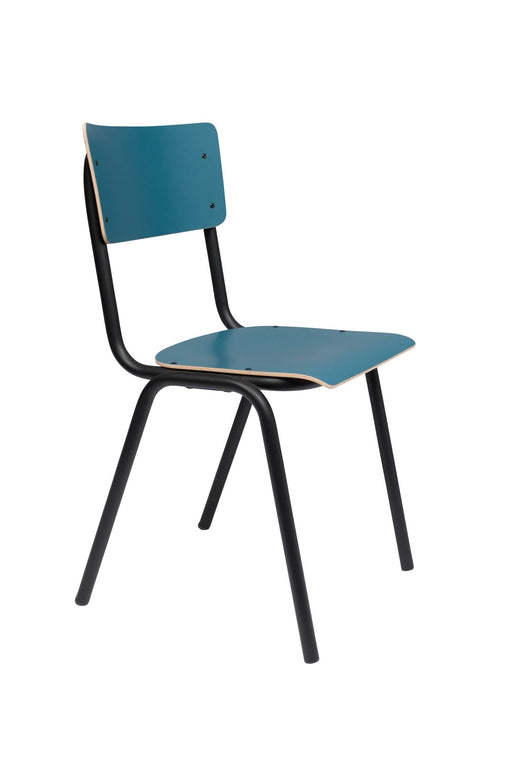 Gesamtansicht des Stapelstuhls BACK TO SCHOOL MATTE PETROL mit petrolblauer Sitzfläche und schwarzem Metallgestell.